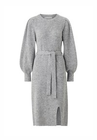 Grijze gebreide jurk met een ronde hals, pofmouwen, een ceintuur in de taille en een split aan de onderkant. De textuur is overal geribbeld.