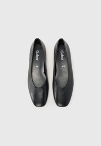 Schwarze Leder-Balletschuhe mit glatter Textur, runder Zehenpartie und minimalistischem Design. Verfügt über ein kleines inneres Logolabel mit der Größe 4½.