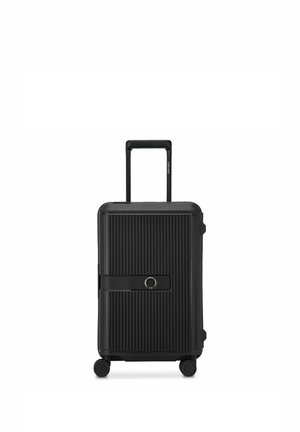 Maleta rígida negra con ranuras verticales, cuatro ruedas, asa retráctil y cerradura de combinación incorporada sobre fondo blanco.