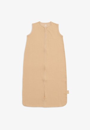 Sac de couchage pour bébé sans manches en tissu beige doux avec une texture côtelée, présentant une fermeture éclair centrale et des bords arrondis.