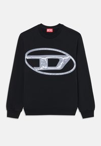 Schwarzer Pullover mit langen Ärmeln und Rundhalsausschnitt, versehen mit einem großen, strukturierten silbernen Logo auf der Vorderseite. Rippbündchen und Saum.