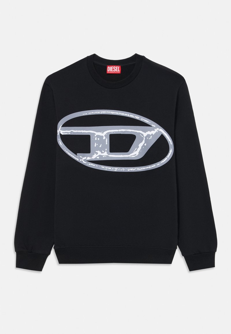 Schwarzer Pullover mit langen Ärmeln und Rundhalsausschnitt, versehen mit einem großen, strukturierten silbernen Logo auf der Vorderseite. Rippbündchen und Saum.