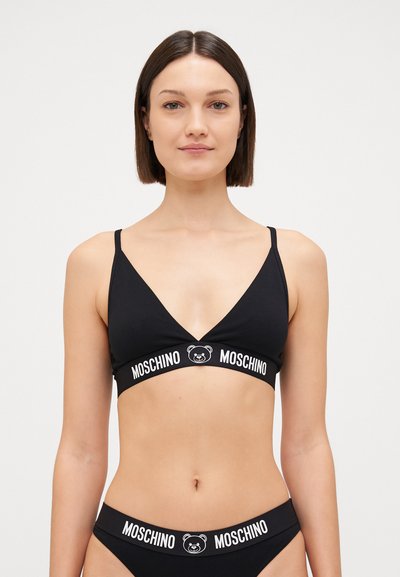 Svart bralette og matchende bikinitruse med triangel-design, tynne stropper og et bånd med en bjørnelogo og teksten "Moschino".