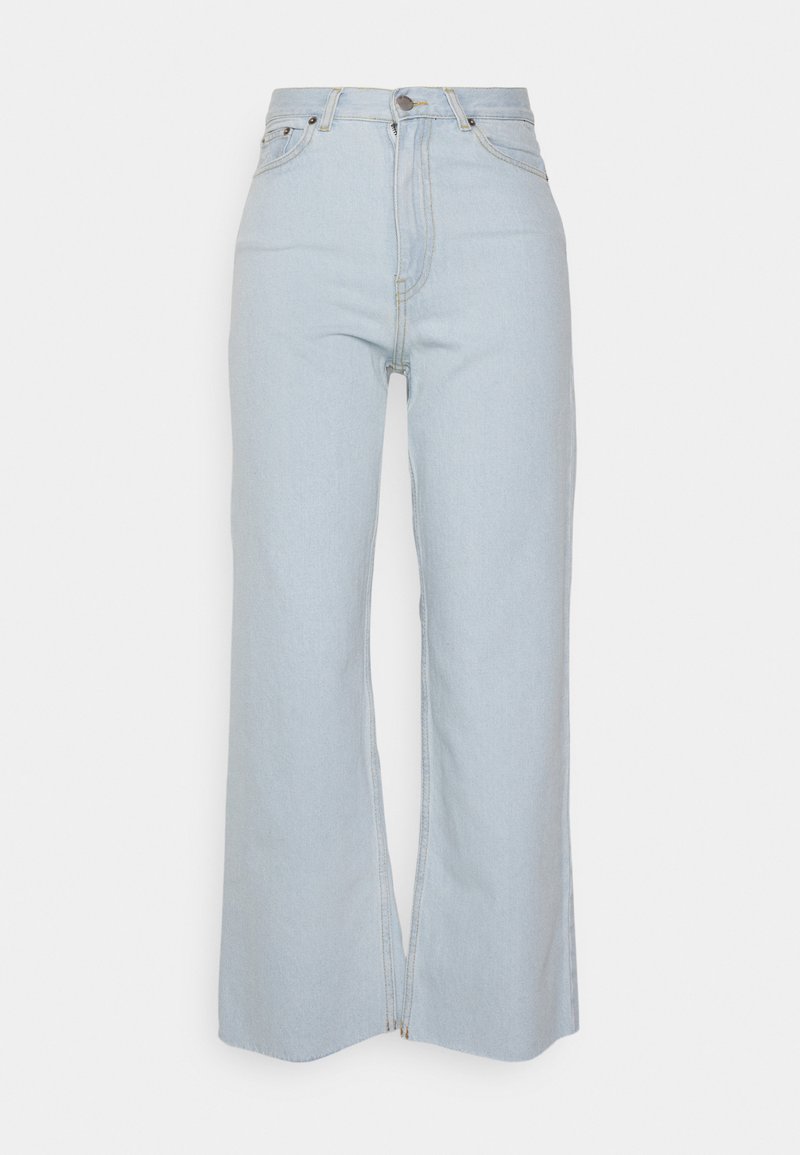 Jeans de perna larga azul claro feitos de denim, com cintura alta, fecho de correr frontal e costura contrastante ao longo das costuras.