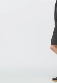 Čierne kraťasy s textúrovaným dizajnom, s horizontálnymi pruhmi a pohodlným strihom. Obsahujú postranné vrecká a sú vyrobené z ľahkého materiálu.