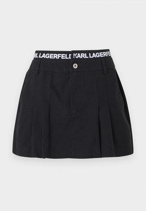 Fustă plisată neagră cu talie elastică lată, inscripționată cu text alb „KARL LAGERFELD”; dispune de închidere frontală cu nasturi și textură netedă.
