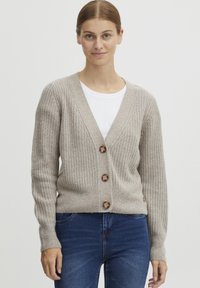 Beige ribbet cardigan med V-hals, lange ermer og treknapper, med en figursydd midje og en myk tekstur.