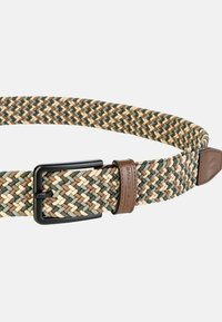 Geweven riem in groen, bruin en crème kleuren met een zwarte metalen gesp en leren accenten. Geverfde, flexibele ontwerp.
