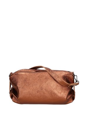 Weiche rechteckige metallische bronzefarbene Handtasche mit oberem Reißverschluss und verstellbarem Schulterriemen vor weißem Hintergrund.