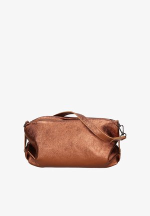 Weiche rechteckige metallische bronzefarbene Handtasche mit oberem Reißverschluss und verstellbarem Schulterriemen vor weißem Hintergrund.