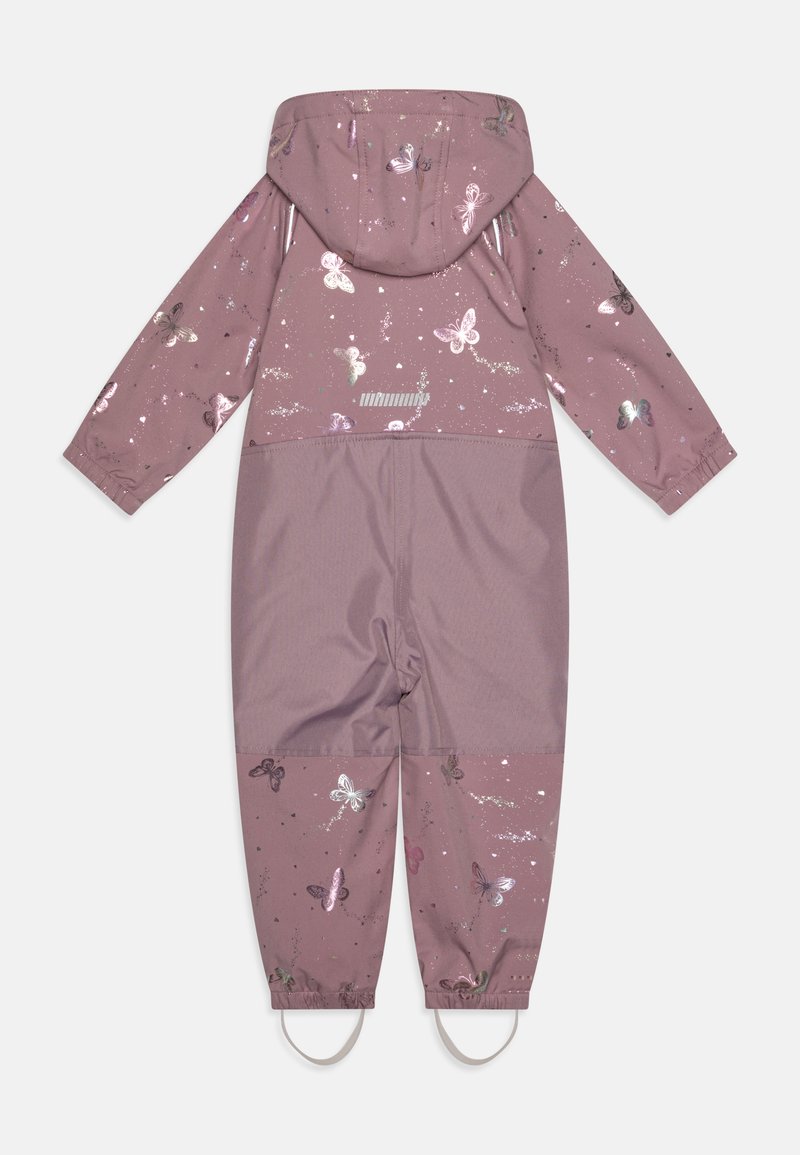 Paarse regenpak met vlinderpatroon, voorzien van een capuchon, elastische manchetten en voetbanden. Gladde textuur en duurzaam materiaal.