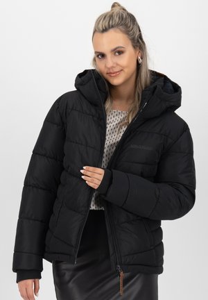 Veste rembourrée noire avec capuche, devant zippé et design matelassé. Dispose de poignets élastiques et d'un logo sur le côté gauche. Texture lisse.