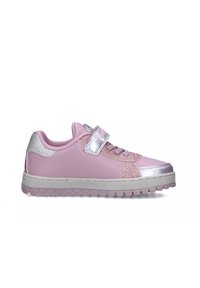 Sneaker sintetiche rosa con un accento argento lucido, dettagli glitterati e una cintura in velcro. Suola in gomma arrotondata con un design di battistrada notevole.