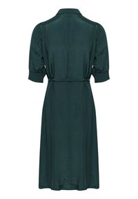 Abito verde scuro, lungo fino al ginocchio, con maniche corte a sbuffo, colletto e cintura; texture liscia e leggero luccichio. Nessun motivo o accento visibile.