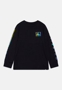 T-shirt nero a maniche lunghe con una colorata toppa logo sul petto e grafiche audaci lungo le maniche in verde e blu.