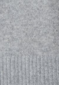 Hellgrauer Strickstoff mit weicher Textur; verfügt über einen gerippten unteren Rand. Das Muster ist dezent meliert mit gleichmäßiger Optik.