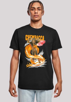 Sort bomulds t-shirt med Chewbacca grafik i orange og hvid, med designelementer som et rumskib og dynamiske svømme.