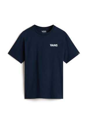 Granatowy T-shirt z krótkim rękawem i okrągłym dekoltem, z białym logo „VANS” na lewej piersi i małą metką na rękawie.