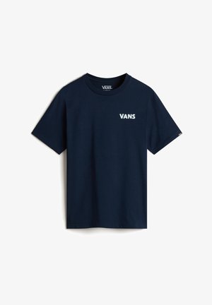 Granatowy T-shirt z krótkim rękawem i okrągłym dekoltem, z białym logo „VANS” na lewej piersi i małą metką na rękawie.