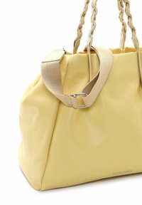 Żółta syntetyczna torebka z plecionymi górnymi uchwytami, gładką fakturą oraz odpinanym paskiem. Z przodu subtelne logo.