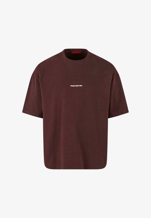 Tricou din bumbac brun, cu mâneci scurte și decolteu rotund. Prezintă textul "INTERZIS" în alb pe piept, cu o croială boxy.