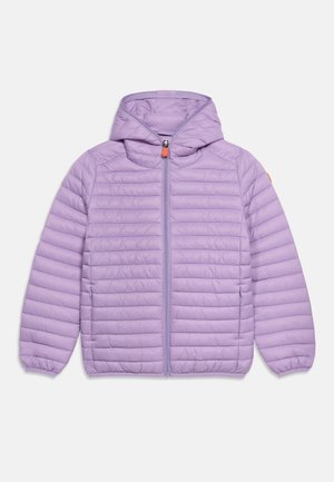 Svetlofialová prešívaná bunda s kapucňou, predným zipsom a bočnými vreckami, navrhnutá pre teplo a každodenné nosenie.