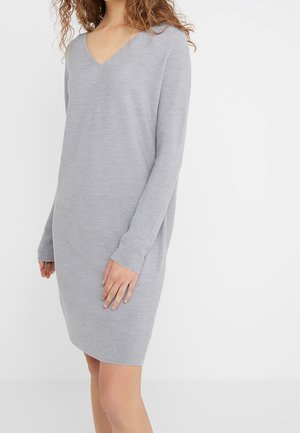 Abito lavorato a maglia grigio con scollatura a V, maniche lunghe e vestibilità comoda. Il tessuto ha una superficie liscia, è lungo fino al ginocchio e non presenta motivi o dettagli visibili.