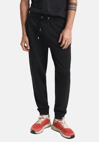 GANT REG SHIELD - Træningsbukser - black