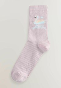 Sosete roz pal cu model de lebădă în culori delicate și accente decorative. Materialul pare neted și flexibil.