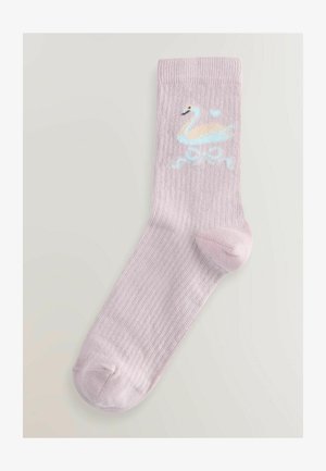 Svetlofialová rebrovaná ponožka s dizajnom labute v jemných farbách a dekoratívnymi akcentmi. Materiál vyzerá hladko a flexibilne.
