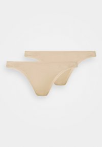 Beige katoenen stringondergoed, met een gladde textuur, minimalistisch ontwerp en elastische tailleband. Twee stuks getoond.