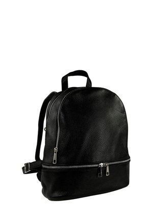 Sac à dos en cuir noir avec une forme arrondie, présentant deux compartiments zippés argentés et des bretelles rembourrées et ajustables. Surface texturée.