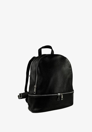 Zwarte leren rugzak met een ronde vorm, voorzien van twee zilveren ritscompartimenten en gewatteerde verstelbare schouderbanden. Textuur oppervlak.