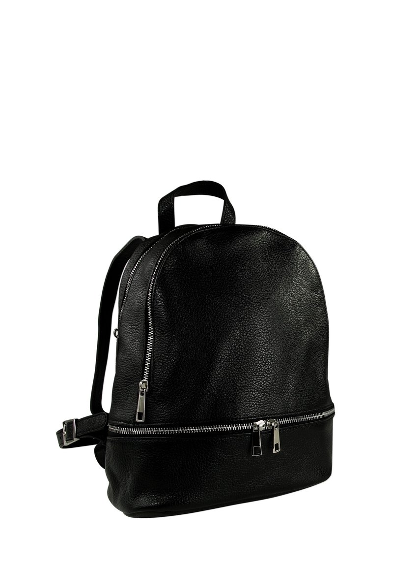 Sac à dos en cuir noir avec une forme arrondie, présentant deux compartiments zippés argentés et des bretelles rembourrées et ajustables. Surface texturée.