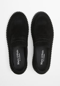 Zwarte suède loafers met een afgeronde neus, gestikte details en een gestructureerde rubberen zool. Voorzien van een glad bovenwerk met een klassiek penny slot ontwerp.