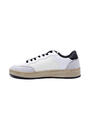 Basket blanche avec lacets et talon noirs, accents en daim gris sur la pointe et le talon, et une semelle épaisse couleur camel, vue de côté sur fond blanc.