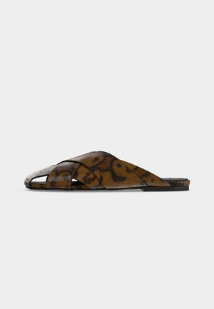 Flad sandal med krydsede stropper og åbent tådesign i brun og sort slangeskindsprint på en hvid baggrund.