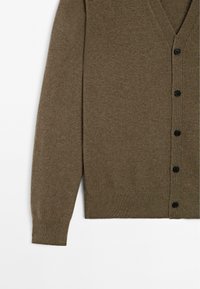 Cardigan verde oliva scuro realizzato in tessuto morbido, con scollatura a V, sei bottoni neri e polsini e orlo a costine.