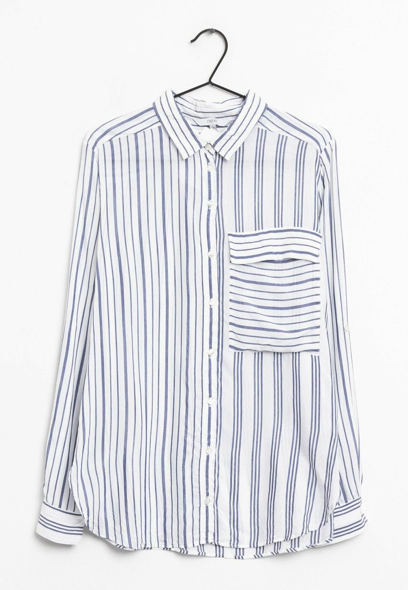 Gestreiftes Button-down-Hemd in Weiß und Blau, mit Kragen, langen Ärmeln, Brusttasche und abgerundetem Saum. Der Stoff wirkt leicht.