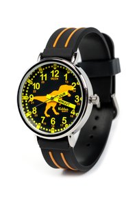 Montre en caoutchouc noir avec des accents orange. Elle présente un cadran noir avec des index horaires jaunes et une silhouette de dinosaure. Mécanisme à quartz.