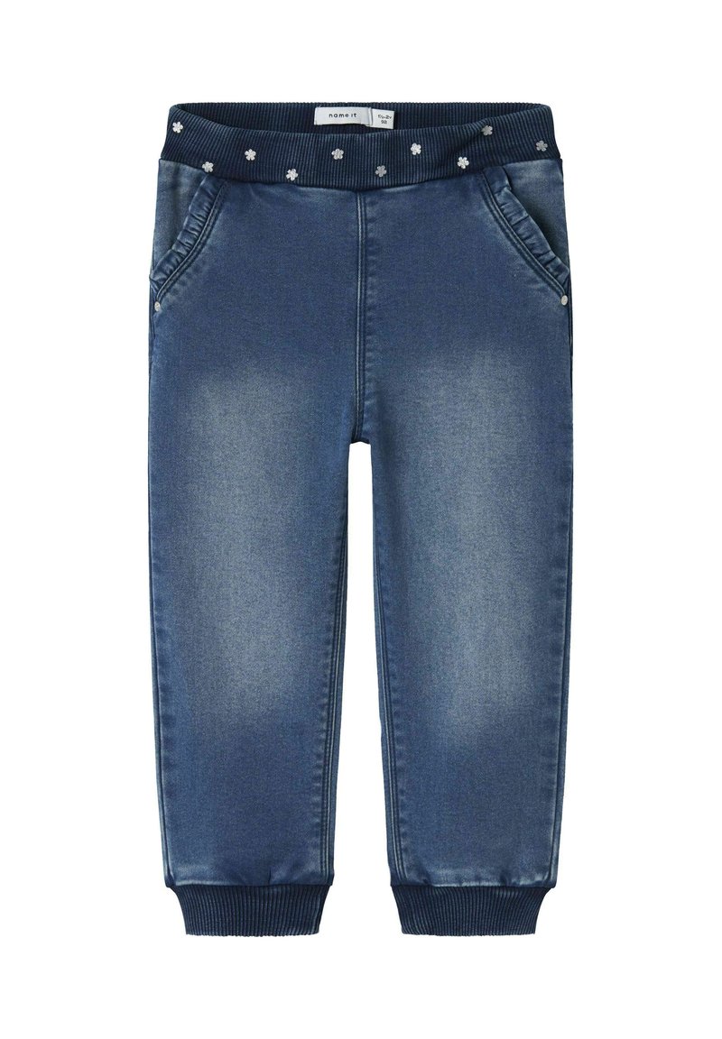 Joggers de denim con un lavado azul oscuro, que presentan una cinturilla acanalada con detalles florales y dos bolsillos frontales. Textura suave y piernas ajustadas.