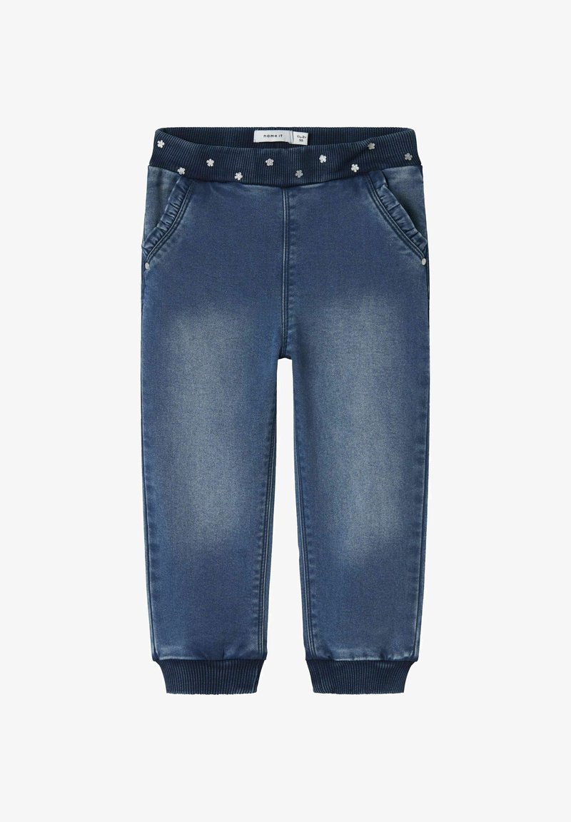 Traperice jogger s tamnoplavom oprugom, s rebrastim pojasom ukrašenim cvjetnim detaljima i dva prednja džepa. Mekana tekstura i suženi nogavice.