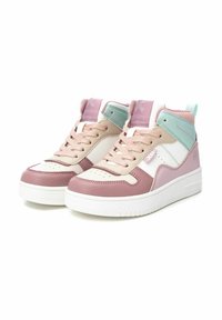 Zapatillas altas de caña con cuero sintético en colores rosa, crema y verde menta, con puntera perforada, cuello acolchado y suela de goma blanca.