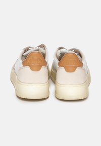 Sneakers bianchi con accenti beige e colletto imbottito. Presentano materiali in pelle testurizzata e suede. Logo impressa sulla linguetta del tallone. Suola in gomma.