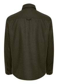 Camicia button-up verde scuro con colletto, maniche lunghe e orlo arrotondato. Il tessuto appare strutturato e leggermente spazzolato. Vista da dietro.