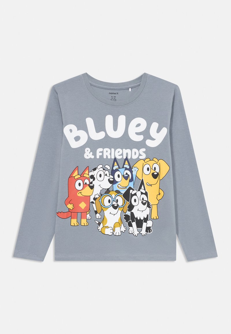 Gyermek hosszú ujjú szürke póló, amelyen hat mese kutya látható, felettük fehér szöveggel: "Bluey & Barátai".