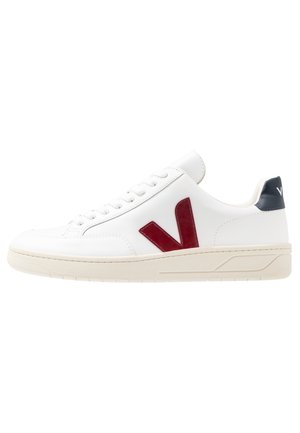 Hvid lav sneakers med bordeaux "V" logo på siderne og sort hælflap på off-white sål, fotograferet mod hvid baggrund.