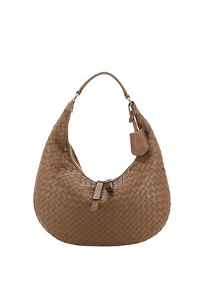 Braune geflochtene Leder-Hobo-Tasche mit einem einzelnen Tragegurt, geschwungener Form, Reißverschlussverschluss und einem kleinen Lederschild-Akzent.