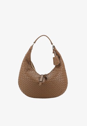 Braune geflochtene Leder-Hobo-Tasche mit einem einzelnen Tragegurt, geschwungener Form, Reißverschlussverschluss und einem kleinen Lederschild-Akzent.
