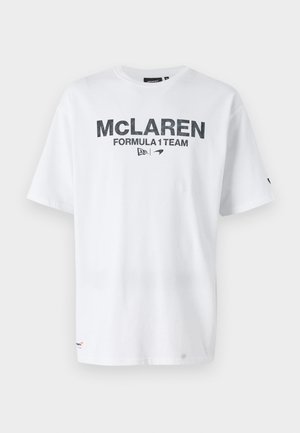 T-shirt de algodão branco com a marcação da fórmula McLaren em preto. Mangas curtas, pescoço redondo e um pequeno detalhe do logo perto da bainha.